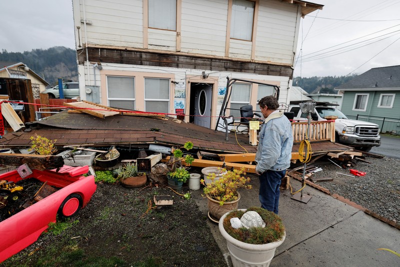 Gempa berkekuatan 6,4 skala Richter di California utara, di Rio Dell, California David Wrisley memeriksa dapur rumahnya setelah gempa berkekuatan 6,4 skala Richter melanda lepas pantai California utara, di Rio Dell, California, AS, Selasa (20/12/2022). Insiden ini memicu longsor bebatuan dan pemadaman listrik. (REUTERS/Fred Greaves)