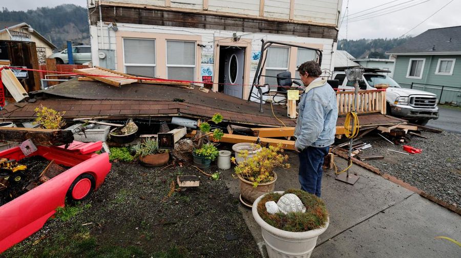 David Wrisley memeriksa dapur rumahnya setelah gempa berkekuatan 6,4 skala Richter melanda lepas pantai California utara, di Rio Dell, California, AS, Selasa (20/12/2022). Insiden ini memicu longsor bebatuan dan pemadaman listrik. (REUTERS/Fred Greaves)
