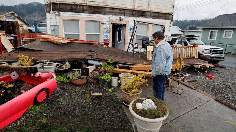 David Wrisley memeriksa dapur rumahnya setelah gempa berkekuatan 6,4 skala Richter melanda lepas pantai California utara, di Rio Dell, California, AS, Selasa (20/12/2022). Insiden ini memicu longsor bebatuan dan pemadaman listrik. (REUTERS/Fred Greaves)