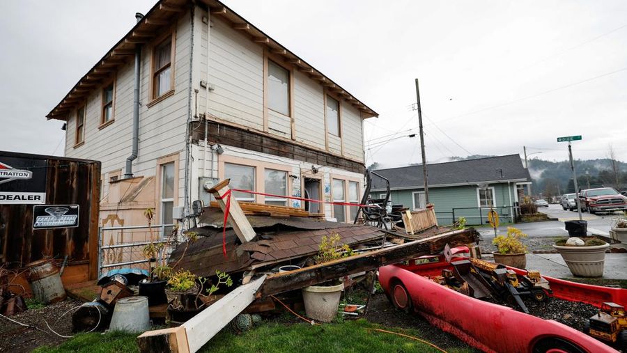 David Wrisley memeriksa dapur rumahnya setelah gempa berkekuatan 6,4 skala Richter melanda lepas pantai California utara, di Rio Dell, California, AS, Selasa (20/12/2022). Insiden ini memicu longsor bebatuan dan pemadaman listrik. (REUTERS/Fred Greaves)