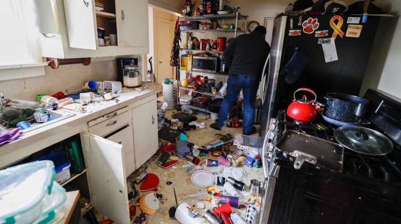David Wrisley memeriksa dapur rumahnya setelah gempa berkekuatan 6,4 skala Richter melanda lepas pantai California utara, di Rio Dell, California, AS, Selasa (20/12/2022). Insiden ini memicu longsor bebatuan dan pemadaman listrik. (REUTERS/Fred Greaves)