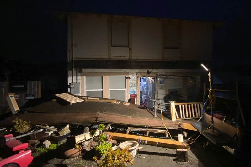 David Wrisley memeriksa dapur rumahnya setelah gempa berkekuatan 6,4 skala Richter melanda lepas pantai California utara, di Rio Dell, California, AS, Selasa (20/12/2022). Insiden ini memicu longsor bebatuan dan pemadaman listrik. (REUTERS/Fred Greaves)