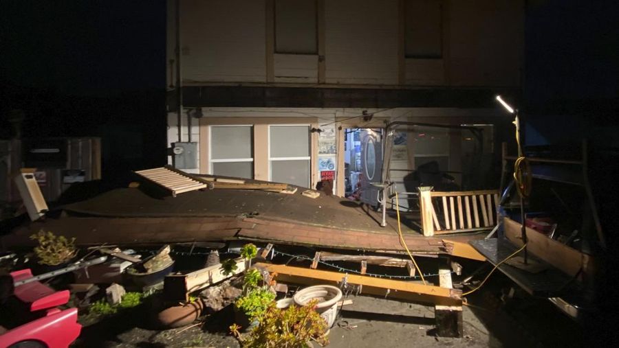 David Wrisley memeriksa dapur rumahnya setelah gempa berkekuatan 6,4 skala Richter melanda lepas pantai California utara, di Rio Dell, California, AS, Selasa (20/12/2022). Insiden ini memicu longsor bebatuan dan pemadaman listrik. (REUTERS/Fred Greaves)