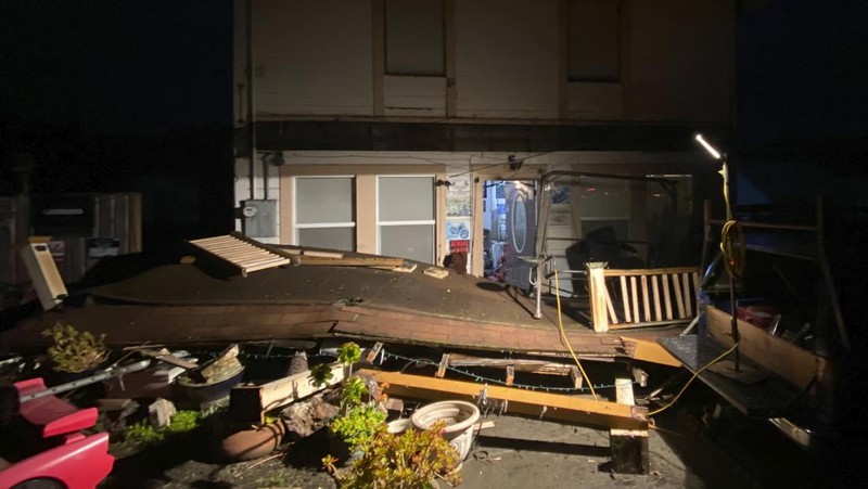 David Wrisley memeriksa dapur rumahnya setelah gempa berkekuatan 6,4 skala Richter melanda lepas pantai California utara, di Rio Dell, California, AS, Selasa (20/12/2022). Insiden ini memicu longsor bebatuan dan pemadaman listrik. (REUTERS/Fred Greaves)
