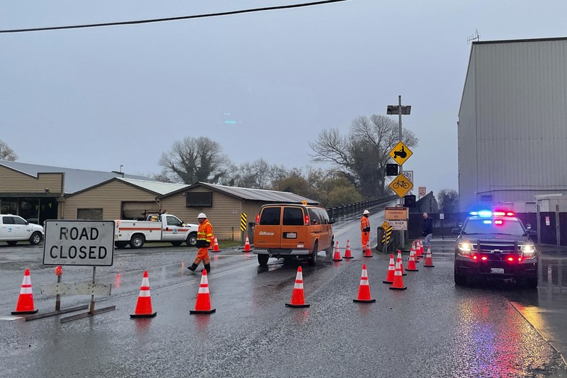 David Wrisley memeriksa dapur rumahnya setelah gempa berkekuatan 6,4 skala Richter melanda lepas pantai California utara, di Rio Dell, California, AS, Selasa (20/12/2022). Insiden ini memicu longsor bebatuan dan pemadaman listrik. (REUTERS/Fred Greaves)