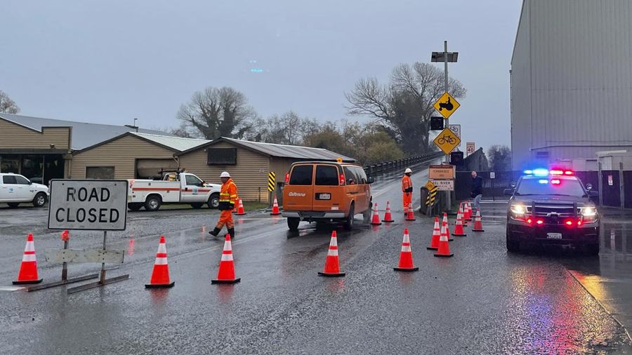 David Wrisley memeriksa dapur rumahnya setelah gempa berkekuatan 6,4 skala Richter melanda lepas pantai California utara, di Rio Dell, California, AS, Selasa (20/12/2022). Insiden ini memicu longsor bebatuan dan pemadaman listrik. (REUTERS/Fred Greaves)