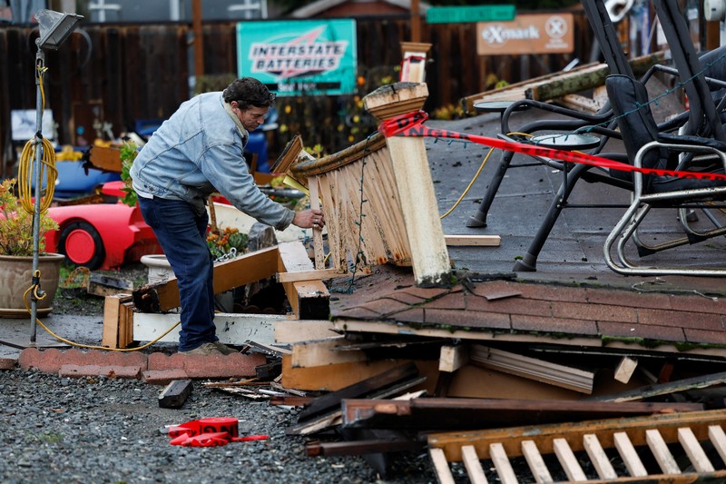 Gempa berkekuatan 6,4 skala Richter di California utara, di Rio Dell, California David Wrisley memeriksa dapur rumahnya setelah gempa berkekuatan 6,4 skala Richter melanda lepas pantai California utara, di Rio Dell, California, AS, Selasa (20/12/2022). Insiden ini memicu longsor bebatuan dan pemadaman listrik. (REUTERS/Fred Greaves)