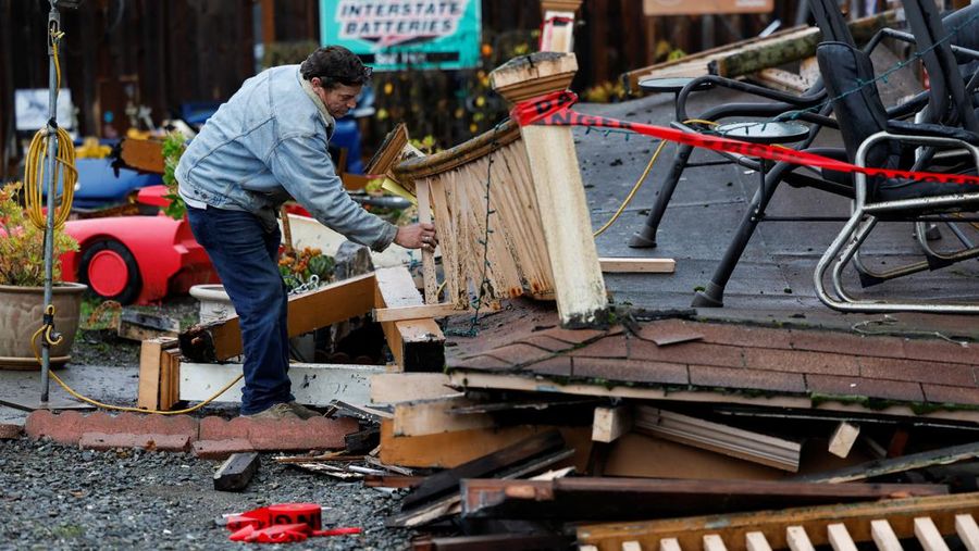 David Wrisley memeriksa dapur rumahnya setelah gempa berkekuatan 6,4 skala Richter melanda lepas pantai California utara, di Rio Dell, California, AS, Selasa (20/12/2022). Insiden ini memicu longsor bebatuan dan pemadaman listrik. (REUTERS/Fred Greaves)