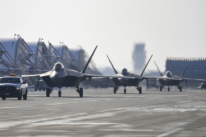 Pesawat pengebom B-52 AS, C-17 dan F-35 Angkatan Udara Korea Selatan terbang di atas Semenanjung Korea selama latihan udara bersama di Korea Selatan Pesawat pengebom B-52 AS, C-17 dan F-35 Angkatan Udara Korea Selatan terbang di atas Semenanjung Korea selama latihan udara bersama di Korea Selatan, Selasa (20/12/2022). Amerika Serikat mengerahkan sejumlah jet tempur pengebom dan siluman berkemampuan nuklir ke Semenanjung Korea. Pengerahan itu dilakukan dalam sebuah latihan unjuk kekuatan kepada Korea Utara usai adik perempuan Pemimpin Tertinggi Korut Kim Jong Un, Kim Yo Jong, mengancam akan menguji coba rudal balistik antarbenua dengan jarak sesungguhnya yang dapat mencapai daratan AS. (South Korean Defense Ministry via AP)