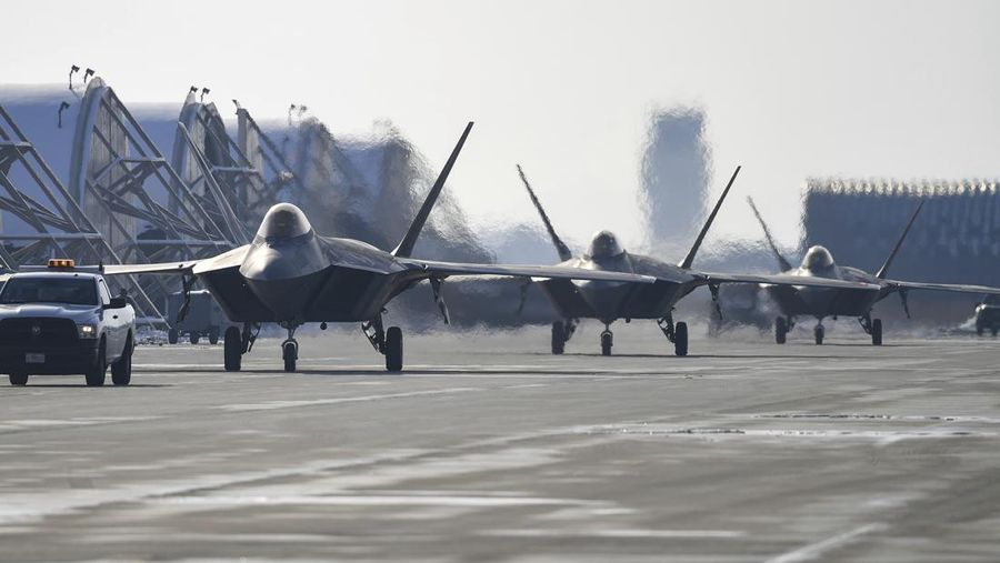 Jet tempur F-22 AS meluncur setelah mendarat selama latihan udara bersama dengan Korea Selatan di Gunsan, Korea Selatan, Selasa (20/12/2022). Amerika Serikat mengerahkan sejumlah jet tempur pengebom dan siluman berkemampuan nuklir ke Semenanjung Korea. Pengerahan itu dilakukan dalam sebuah latihan unjuk kekuatan kepada Korea Utara usai adik perempuan Pemimpin Tertinggi Korut Kim Jong Un, Kim Yo Jong, mengancam akan menguji coba rudal balistik antarbenua dengan jarak sesungguhnya yang dapat mencapai daratan AS. (South Korean Defense Ministry via AP)