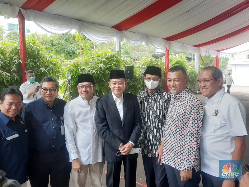 Sejumlah pelayat mendoakan jenazah menteri Pertambangan dan Energi periode 1978-1988 Prof. Dr. Subroto di Gedung Chairul Saleh kantor Sekretariat Jenderal Kementerian ESDM Sejumlah pelayat mendoakan jenazah menteri Pertambangan dan Energi periode 1978-1988 Prof. Dr. Subroto di Gedung Chairul Saleh kantor Sekretariat Jenderal Kementerian ESDM, Jakarta, Rabu, (21/12/2022). Prof.Subroto meninggal pada pukul 16.25 WIB hari ini di Jakarta, pada usia 99 tahun dan akan dimakamkan di Taman Makam Pahlawan Kalibata. (CNBC Indonesia/ Muhammad Sabki)