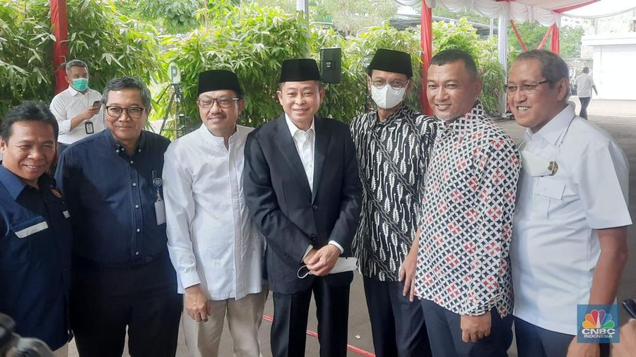 Sejumlah pelayat mendoakan  jenazah menteri Pertambangan dan Energi periode 1978-1988 Prof. Dr. Subroto di Gedung Chairul Saleh kantor Sekretariat Jenderal Kementerian ESDM, Jakarta, Rabu, (21/12/2022). Prof.Subroto meninggal pada pukul 16.25 WIB hari ini di Jakarta, pada usia 99 tahun dan akan dimakamkan di Taman Makam Pahlawan Kalibata. (CNBC Indonesia/ Muhammad Sabki)