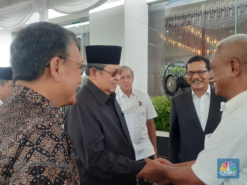Sejumlah pelayat mendoakan jenazah menteri Pertambangan dan Energi periode 1978-1988 Prof. Dr. Subroto di Gedung Chairul Saleh kantor Sekretariat Jenderal Kementerian ESDM Sejumlah pelayat mendoakan jenazah menteri Pertambangan dan Energi periode 1978-1988 Prof. Dr. Subroto di Gedung Chairul Saleh kantor Sekretariat Jenderal Kementerian ESDM, Jakarta, Rabu, (21/12/2022). Prof.Subroto meninggal pada pukul 16.25 WIB hari ini di Jakarta, pada usia 99 tahun dan akan dimakamkan di Taman Makam Pahlawan Kalibata. (CNBC Indonesia/ Muhammad Sabki)