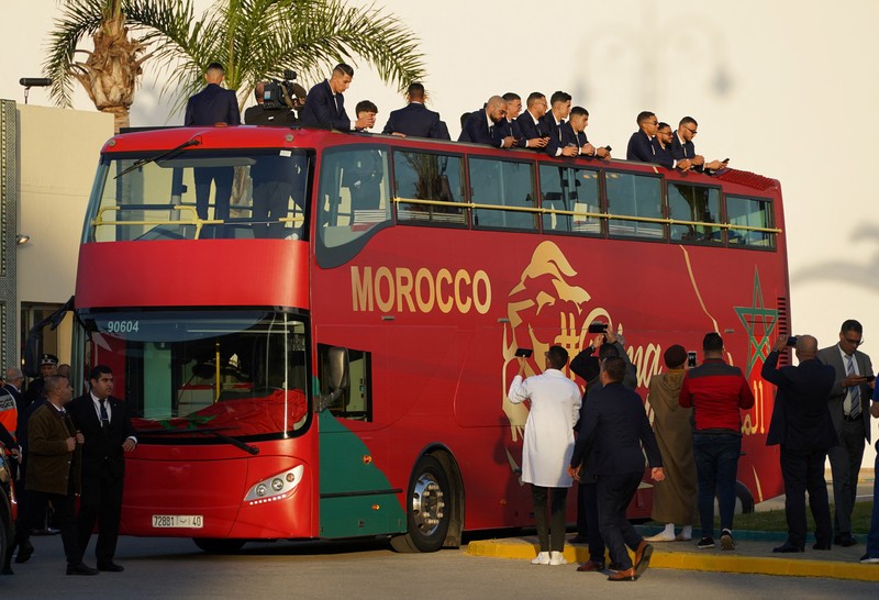 Pendukung bersorak dan menyalakan suar saat tim sepak bola nasional Maroko tiba di pusat ibu kota Rabat, pada 20 Desember 2022, setelah Piala Dunia Qatar 2022. Pendukung bersorak dan menyalakan suar saat tim sepak bola nasional Maroko tiba di pusat ibu kota Rabat, pada 20 Desember 2022, setelah Piala Dunia Qatar 2022. (FADEL SENNA/AFP via Getty Images)