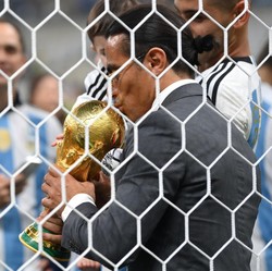 Gak Tahu Malu! Udah Dicuekin Messi, Chef Salt Bae Tetap Maksa