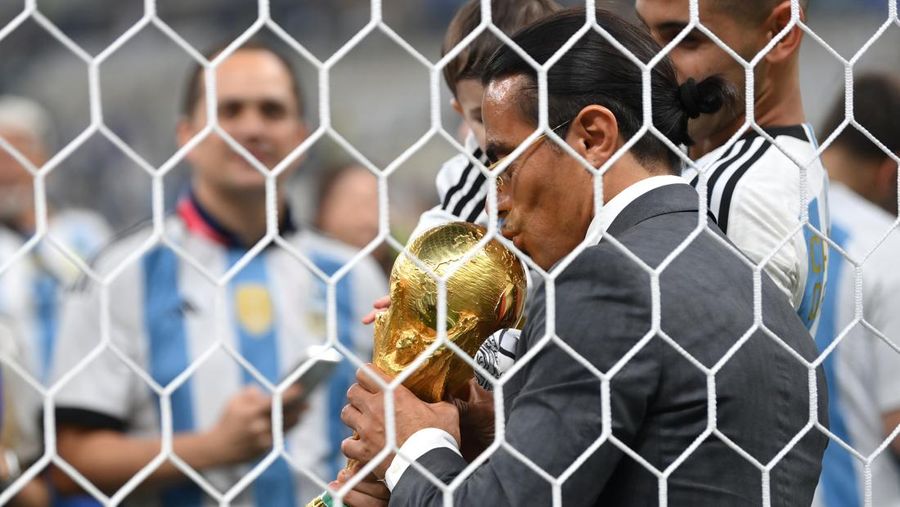 Nusret Goekce, yang dijuluki Salt Bae, mencium Trofi Pemenang Piala Dunia FIFA Qatar 2022 setelah pertandingan Final Piala Dunia FIFA Qatar 2022 antara Argentina dan Prancis di Stadion Lusail pada 18 Desember 2022 di Lusail City, Qatar. (Dan Mullan/Getty Images)