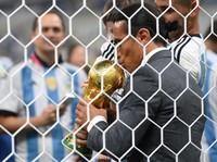 Gak Tahu Malu! Udah Dicuekin Messi, Chef Salt Bae Tetap Maksa