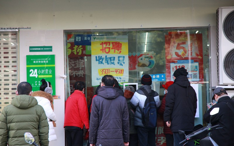Kondisi pandemi Covid-19 di China Pengemudi ambulans menurunkan pasien di luar klinik demam yang merawat pasien COVID-19 di Beijing, China, Rabu (21/12/2022). Kondisi pandemi Covid-19 di China terus memburuk seiring dengan berakhirnya kebijakan penguncian ketat di seluruh negeri. (Photo by Kevin Frayer/Getty Images)