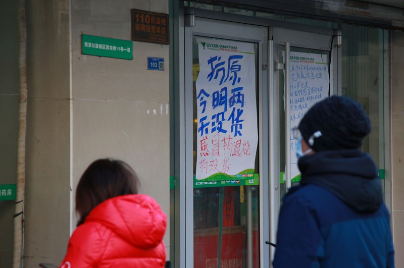 Kondisi pandemi Covid-19 di China Pengemudi ambulans menurunkan pasien di luar klinik demam yang merawat pasien COVID-19 di Beijing, China, Rabu (21/12/2022). Kondisi pandemi Covid-19 di China terus memburuk seiring dengan berakhirnya kebijakan penguncian ketat di seluruh negeri. (Photo by Kevin Frayer/Getty Images)