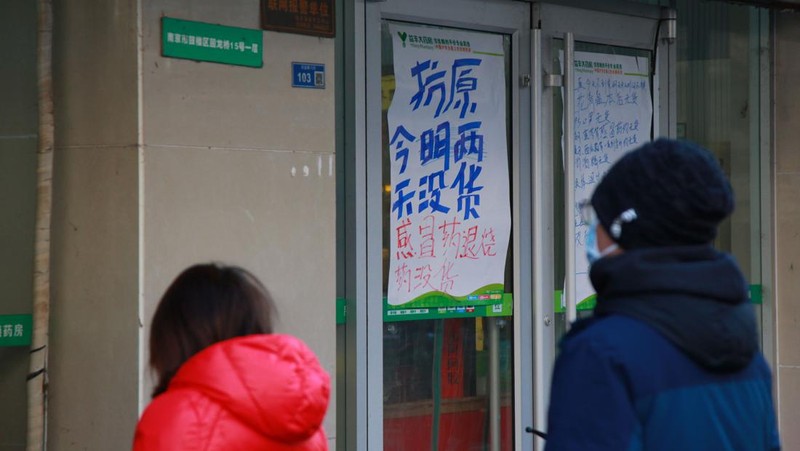 Pengemudi ambulans menurunkan pasien di luar klinik demam yang merawat pasien COVID-19 di Beijing, China, Rabu (21/12/2022). Kondisi pandemi Covid-19 di China terus memburuk seiring dengan berakhirnya kebijakan penguncian ketat di seluruh negeri. (Photo by Kevin Frayer/Getty Images)