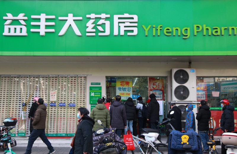 Warga berbaris di depan apotek untuk membeli obat pada 20 Desember 2022 di Nanjing, Provinsi Jiangsu China. Obat-obatan untuk flu, demam, batuk, dan obat anti-bakteri dan anti-inflamasi sangat diminati dalam beberapa hari terakhir karena lonjakan infeksi di seluruh negeri. (Photo by VCG/VCG via Getty Images)