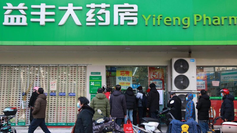Warga berbaris di depan apotek untuk membeli obat pada 20 Desember 2022 di Nanjing, Provinsi Jiangsu China. Obat-obatan untuk flu, demam, batuk, dan obat anti-bakteri dan anti-inflamasi sangat diminati dalam beberapa hari terakhir karena lonjakan infeksi di seluruh negeri. (Photo by VCG/VCG via Getty Images)
