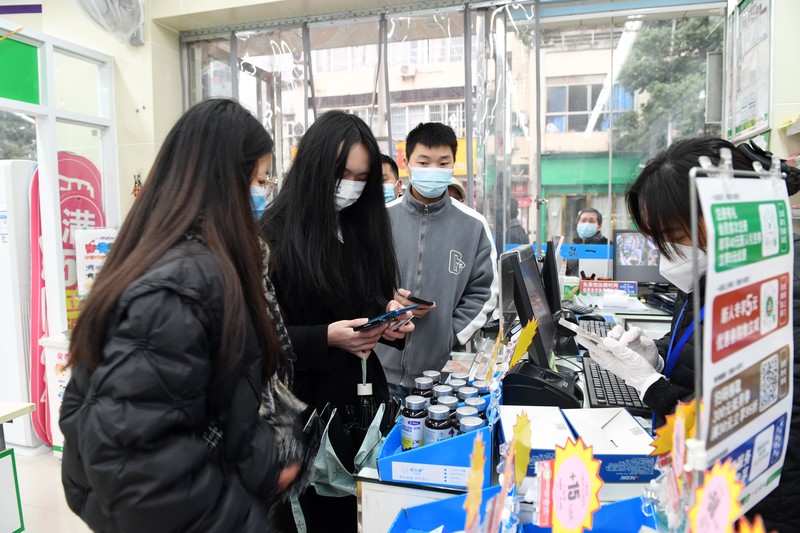 Kondisi pandemi Covid-19 di China Pengemudi ambulans menurunkan pasien di luar klinik demam yang merawat pasien COVID-19 di Beijing, China, Rabu (21/12/2022). Kondisi pandemi Covid-19 di China terus memburuk seiring dengan berakhirnya kebijakan penguncian ketat di seluruh negeri. (Photo by Kevin Frayer/Getty Images)