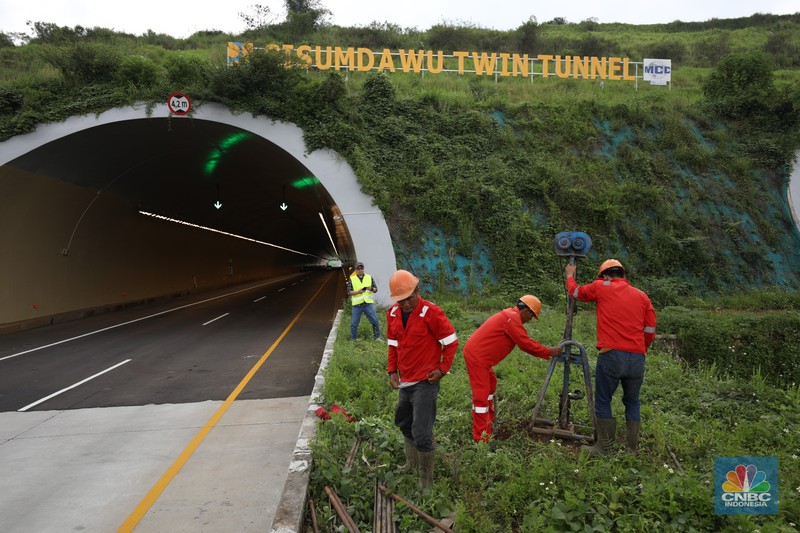 Pengendara melewati jalan tol Cileunyi-Sumedang-Dawuan (Cisumdawu) di Sumedang, Jawa Barat, Rabu (21/12/2022). Pengendara melewati jalan tol Cileunyi-Sumedang-Dawuan (Cisumdawu) di Sumedang, Jawa Barat, Rabu (21/12/2022). (CNBC Indonesia/Tri Susilo)