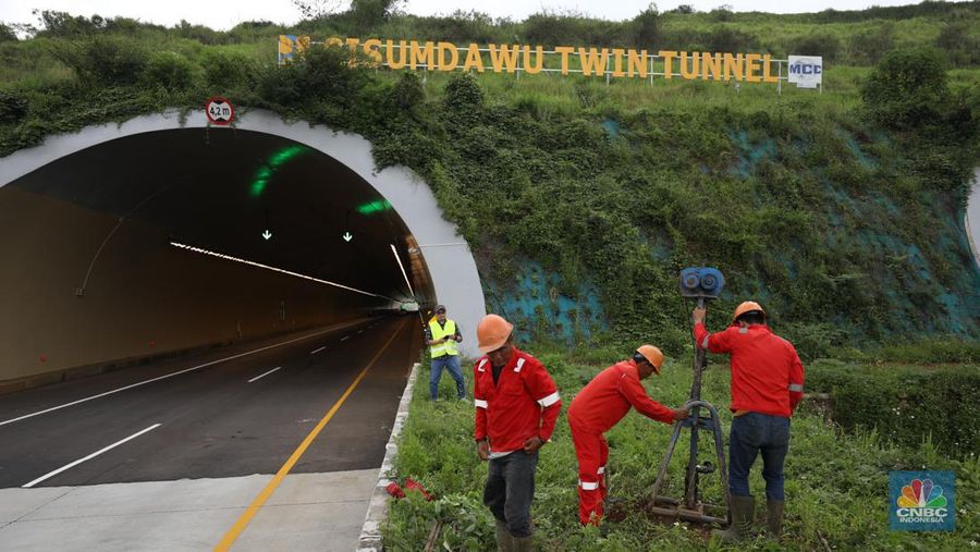 Pengendara melewati jalan tol Cileunyi-Sumedang-Dawuan (Cisumdawu) di Sumedang, Jawa Barat, Rabu (21/12/2022). (CNBC Indonesia/Tri Susilo)