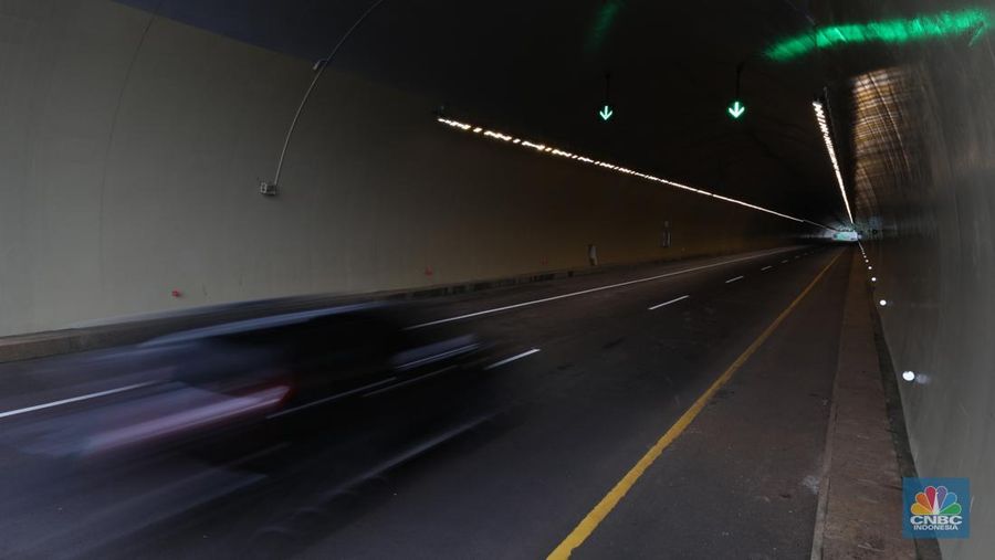 Pengendara melewati jalan tol Cileunyi-Sumedang-Dawuan (Cisumdawu) di Sumedang, Jawa Barat, Rabu (21/12/2022). (CNBC Indonesia/Tri Susilo)