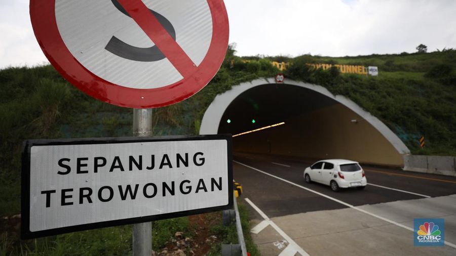 Pengendara melewati jalan tol Cileunyi-Sumedang-Dawuan (Cisumdawu) di Sumedang, Jawa Barat, Rabu (21/12/2022). (CNBC Indonesia/Tri Susilo)