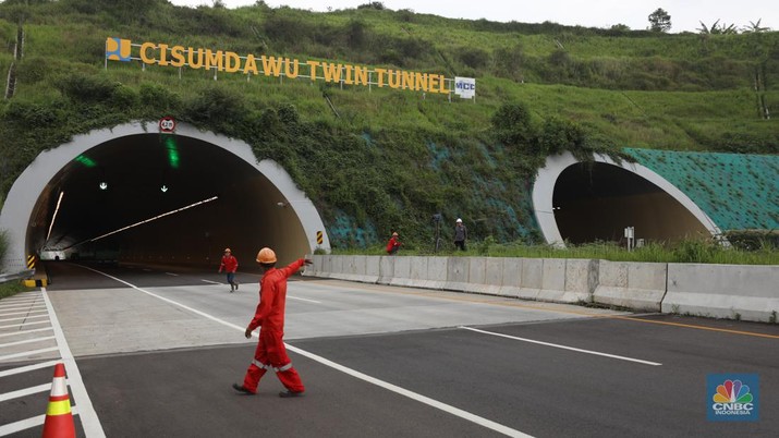 Pengendara melewati jalan tol Cileunyi-Sumedang-Dawuan (Cisumdawu) di Sumedang, Jawa Barat, Rabu (21/12/2022). Pengendara melewati jalan tol Cileunyi-Sumedang-Dawuan (Cisumdawu) di Sumedang, Jawa Barat, Rabu (21/12/2022). (CNBC Indonesia/Tri Susilo)
