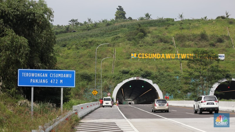 Pengendara melewati jalan tol Cileunyi-Sumedang-Dawuan (Cisumdawu) di Sumedang, Jawa Barat, Rabu (21/12/2022). (CNBC Indonesia/Tri Susilo)