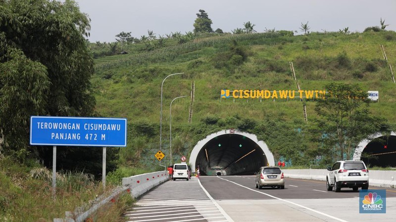 Pengendara melewati jalan tol Cileunyi-Sumedang-Dawuan (Cisumdawu) di Sumedang, Jawa Barat, Rabu (21/12/2022). (CNBC Indonesia/Tri Susilo)