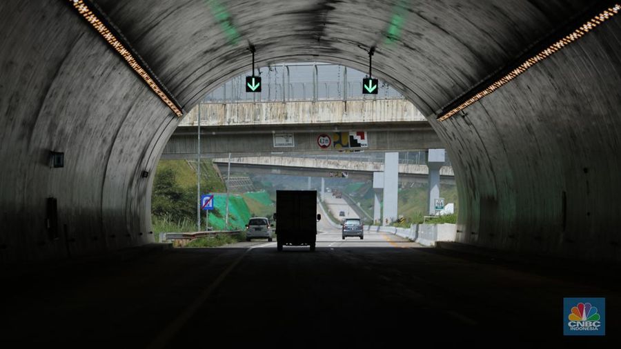 Pengendara melewati jalan tol Cileunyi-Sumedang-Dawuan (Cisumdawu) di Sumedang, Jawa Barat, Rabu (21/12/2022). (CNBC Indonesia/Tri Susilo)