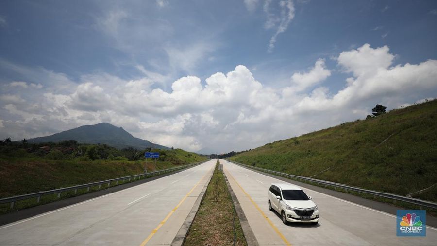 Pengendara melewati jalan tol Cileunyi-Sumedang-Dawuan (Cisumdawu) di Sumedang, Jawa Barat, Rabu (21/12/2022). (CNBC Indonesia/Tri Susilo)