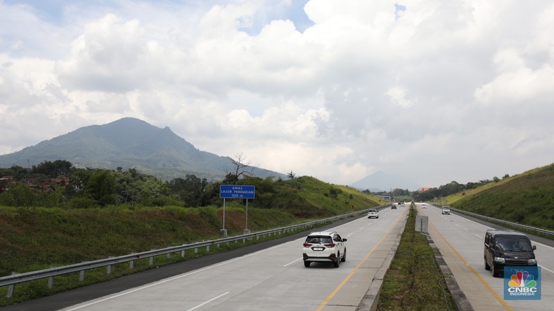Pengendara melewati jalan tol Cileunyi-Sumedang-Dawuan (Cisumdawu) di Sumedang, Jawa Barat, Rabu (21/12/2022). Pengendara melewati jalan tol Cileunyi-Sumedang-Dawuan (Cisumdawu) di Sumedang, Jawa Barat, Rabu (21/12/2022). (CNBC Indonesia/Tri Susilo)
