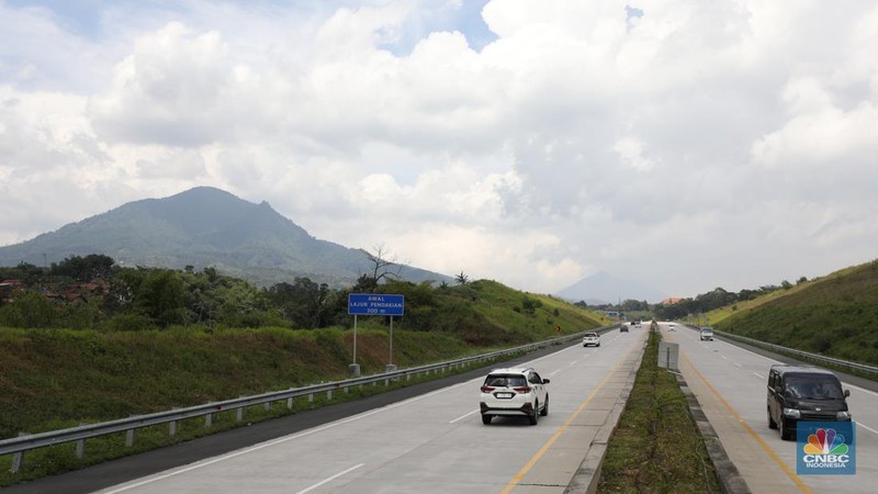 Pengendara melewati jalan tol Cileunyi-Sumedang-Dawuan (Cisumdawu) di Sumedang, Jawa Barat, Rabu (21/12/2022). (CNBC Indonesia/Tri Susilo)