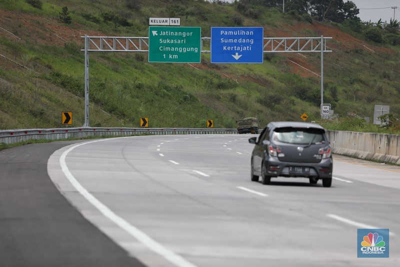 Pengendara melewati jalan tol Cileunyi-Sumedang-Dawuan (Cisumdawu) di Sumedang, Jawa Barat, Rabu (21/12/2022). (CNBC Indonesia/Tri Susilo)