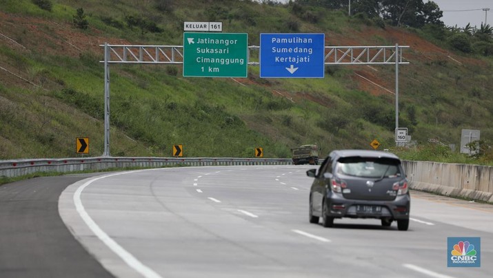 Pengendara melewati jalan tol Cileunyi-Sumedang-Dawuan (Cisumdawu) di Sumedang, Jawa Barat, Rabu (21/12/2022). (CNBC Indonesia/Tri Susilo)