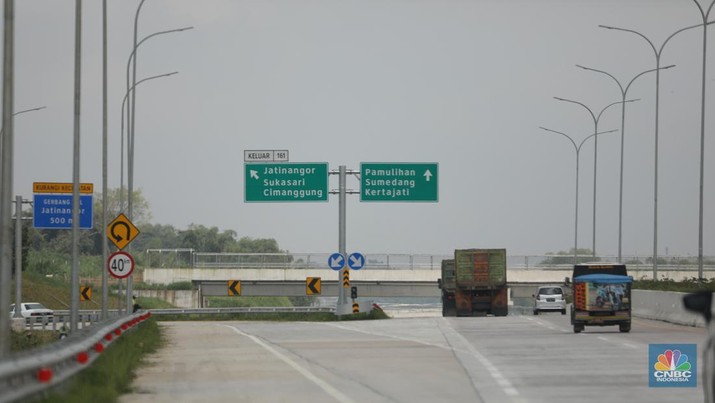 Pengendara melewati jalan tol Cileunyi-Sumedang-Dawuan (Cisumdawu) di Sumedang, Jawa Barat, Rabu (21/12/2022). Pengendara melewati jalan tol Cileunyi-Sumedang-Dawuan (Cisumdawu) di Sumedang, Jawa Barat, Rabu (21/12/2022). (CNBC Indonesia/Tri Susilo)