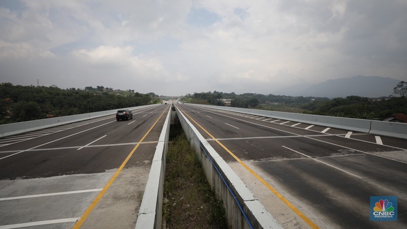 Pengendara melewati jalan tol Cileunyi-Sumedang-Dawuan (Cisumdawu) di Sumedang, Jawa Barat, Rabu (21/12/2022). (CNBC Indonesia/Tri Susilo)