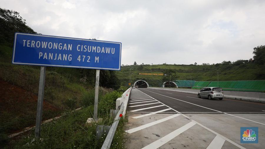 Pengendara melewati jalan tol Cileunyi-Sumedang-Dawuan (Cisumdawu) di Sumedang, Jawa Barat, Rabu (21/12/2022). (CNBC Indonesia/Tri Susilo)