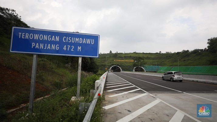 Pengendara melewati jalan tol Cileunyi-Sumedang-Dawuan (Cisumdawu) di Sumedang, Jawa Barat, Rabu (21/12/2022). Pengendara melewati jalan tol Cileunyi-Sumedang-Dawuan (Cisumdawu) di Sumedang, Jawa Barat, Rabu (21/12/2022). (CNBC Indonesia/Tri Susilo)
