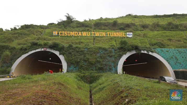 Pengendara melewati jalan tol Cileunyi-Sumedang-Dawuan (Cisumdawu) di Sumedang, Jawa Barat, Rabu (21/12/2022). Pengendara melewati jalan tol Cileunyi-Sumedang-Dawuan (Cisumdawu) di Sumedang, Jawa Barat, Rabu (21/12/2022). (CNBC Indonesia/Tri Susilo)