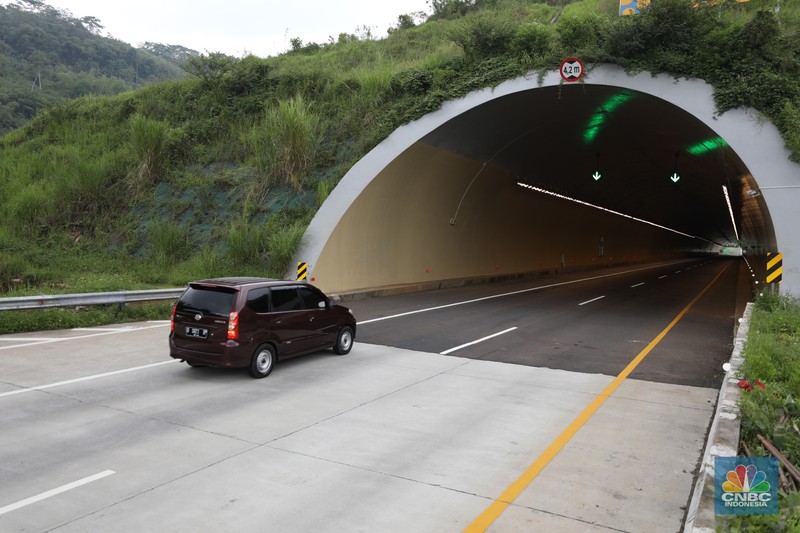 Pengendara melewati jalan tol Cileunyi-Sumedang-Dawuan (Cisumdawu) di Sumedang, Jawa Barat, Rabu (21/12/2022). (CNBC Indonesia/Tri Susilo)