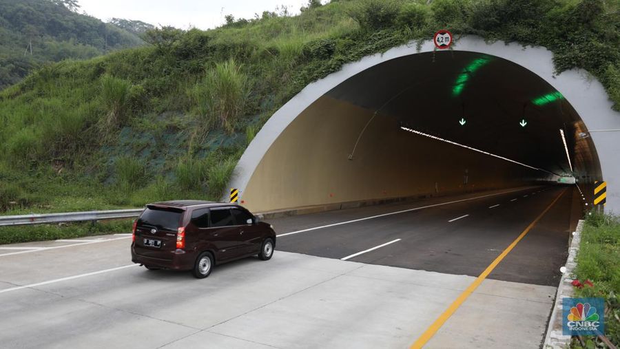 Pengendara melewati jalan tol Cileunyi-Sumedang-Dawuan (Cisumdawu) di Sumedang, Jawa Barat, Rabu (21/12/2022). (CNBC Indonesia/Tri Susilo)