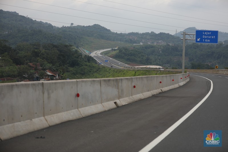 Pengendara melewati jalan tol Cileunyi-Sumedang-Dawuan (Cisumdawu) di Sumedang, Jawa Barat, Rabu (21/12/2022). Pengendara melewati jalan tol Cileunyi-Sumedang-Dawuan (Cisumdawu) di Sumedang, Jawa Barat, Rabu (21/12/2022). (CNBC Indonesia/Tri Susilo)