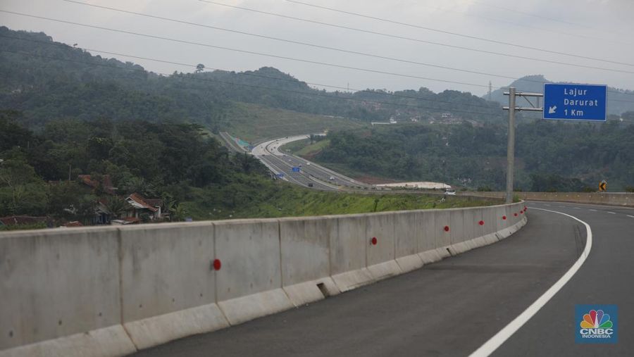 Pengendara melewati jalan tol Cileunyi-Sumedang-Dawuan (Cisumdawu) di Sumedang, Jawa Barat, Rabu (21/12/2022). (CNBC Indonesia/Tri Susilo)