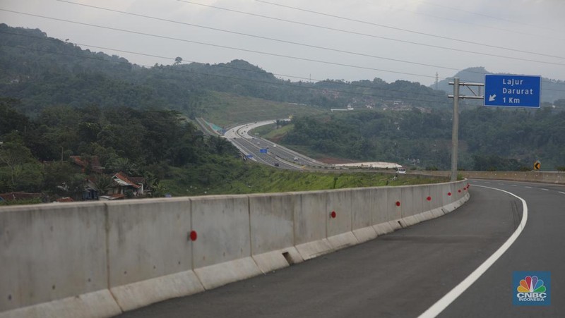 Pengendara melewati jalan tol Cileunyi-Sumedang-Dawuan (Cisumdawu) di Sumedang, Jawa Barat, Rabu (21/12/2022). (CNBC Indonesia/Tri Susilo)